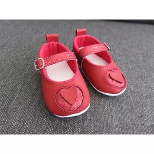 Piros szívecskés kislány cipő - díszdobozban