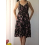 Kép 2/6 - Pántos, virágmintás női pamut ruha - fekete (one size)