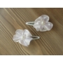 Kép 1/2 - Fehér, gyönggyel díszített szatén virág hajdísz/hajcsat párban