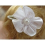 Kép 2/2 - Fehér, gyönggyel díszített szatén virág hajdísz/hajcsat párban
