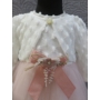 Kép 5/10 - Törtfehér-pasztell mályva kislány ruha csipke boleróval, kitűzővel