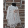Kép 3/11 - Fehér csipkés keresztelő kislány ruha virágos kitűzővel