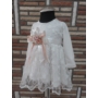 Kép 4/11 - Fehér csipkés keresztelő kislány ruha virágos kitűzővel