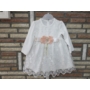 Kép 4/5 - Fehér csipkés keresztelő kislány ruha barack kitűzővel